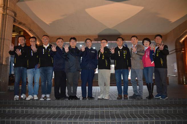 新竹县长杨文科（右六）、新竹县议会议长张镇荣（右五）15日以车队扫街，为国民党催公投同意票。（庄旻静摄）