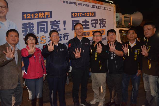 国民党主席朱立伦（左四）在新竹县长杨文科（左三）等人陪同下，15日下午前往新竹县政府前，在竹北市以车队扫街，全力催公投票。（庄旻静摄）