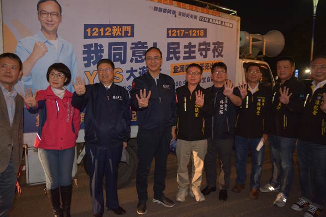 国民党主席朱立伦（左四）在新竹县长杨文科（左三）等人陪同下，15日下午前往新竹县政府前，在竹北市以车队扫街，全力催公投票。（庄旻静摄）