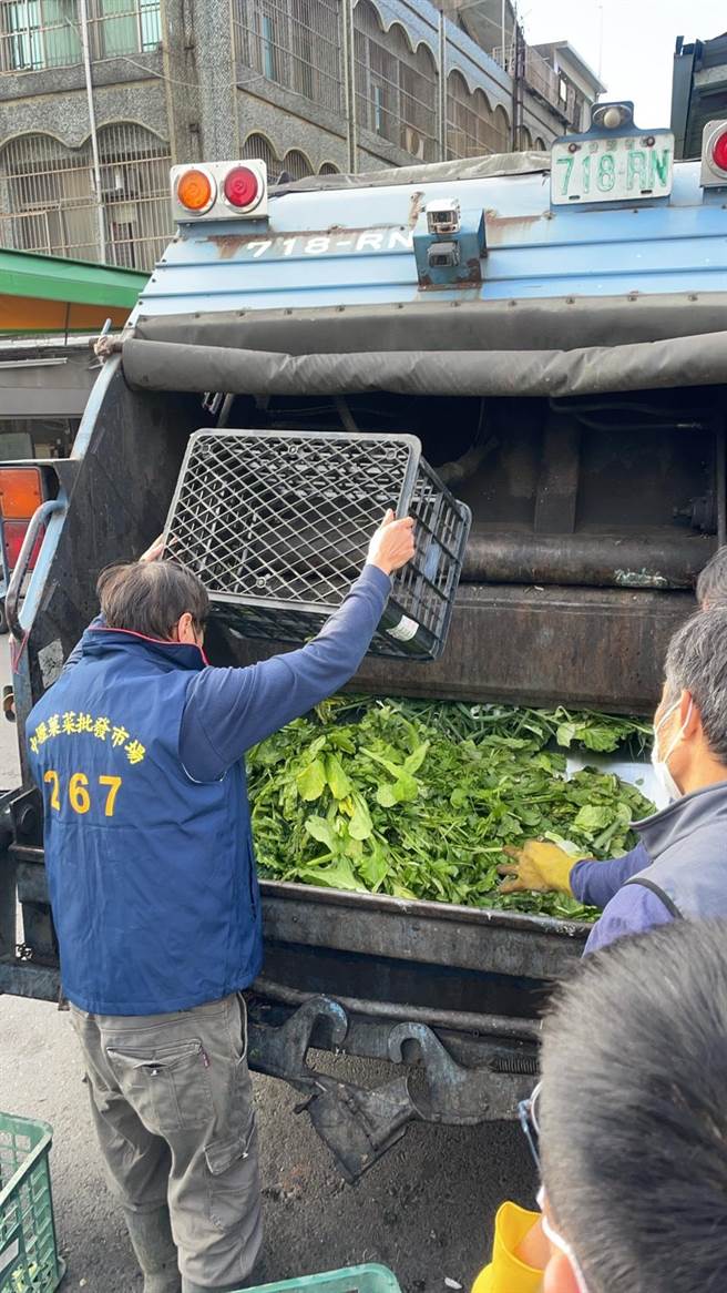 桃园12月起已开始执行市场专车回收厨余，摊商配合度高，每日最高回收50吨厨余。(环保局提供／蔡依珍桃园传真)