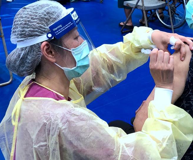 金门县卫生局今天宣布，已完整接种新冠肺炎疫苗满5个月的民眾，可前往卫生福利部金门医院接种第3剂追加剂（莫德纳）。（李金生摄）