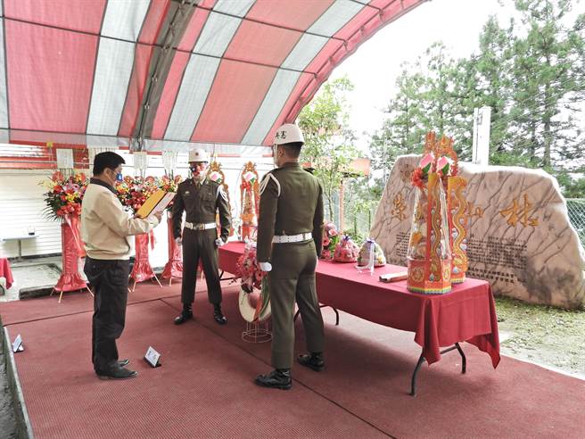 退辅会15日在100线林道入口「荣启山林」纪念碑前举行祭典，向早年因公殉职的 开山荣民前辈颁布「解除任务令」。（森保处提供／胡健森宜兰传真）
