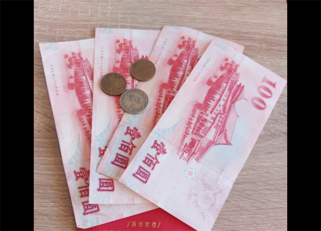 網友PO出該名高中生領到的紅包袋，雖然上面寫408，但裡面實際上卻少了1元，只有407元。(圖/截自臉書爆怨公社)