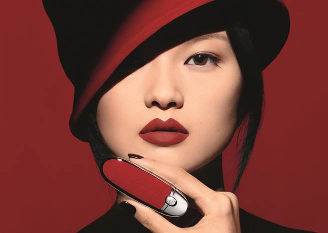 嬌蘭紅寶之吻絕世蜂華系列主視覺，展現脣色之美。（嬌蘭提供）