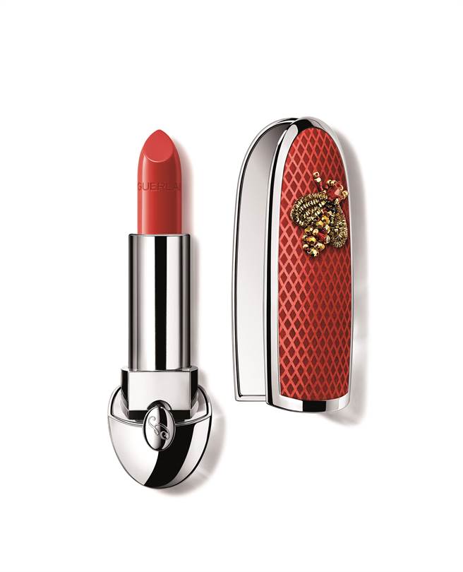 嬌蘭紅寶之吻高訂精繡限量套組，1萬1200元。（嬌蘭提供）