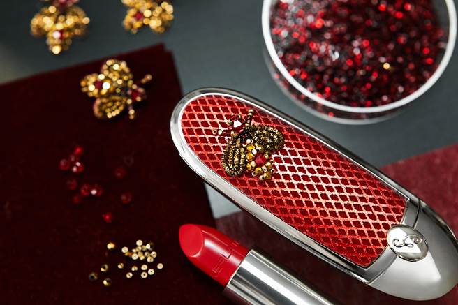 嬌蘭紅寶之吻高訂精繡限量套組情境圖。（嬌蘭提供）