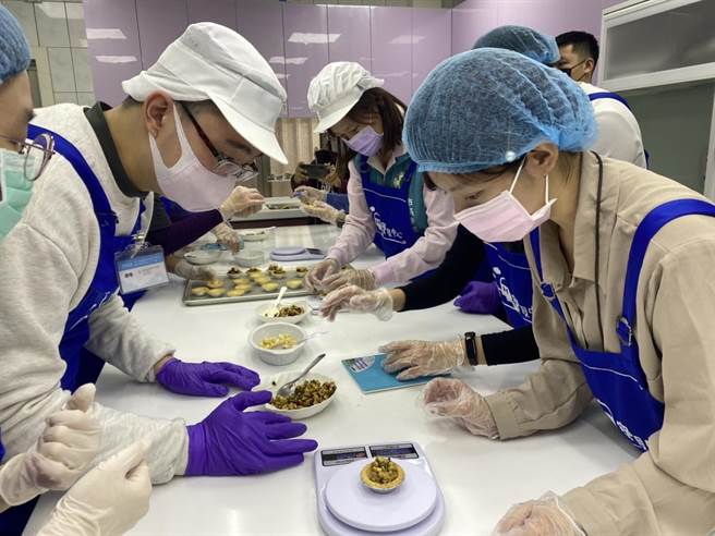 宝贝潜能发展中心「宝贝梦想起飞工作坊龟山工作站」学员花费6个月时间，学习制作坚果塔，即起开放订购。(中心提供／蔡依珍桃园传真)