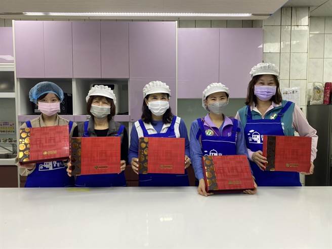 宝贝潜能发展中心「宝贝梦想起飞工作坊龟山工作站」学员花费6个月时间，学习制作坚果塔，即起开放订购。(中心提供／蔡依珍桃园传真)