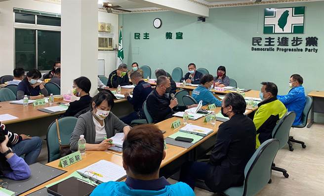 民進黨台中市黨部15日晚上於市黨部，舉行執行委員會議，並討論2022年第四屆台中市議員提名席次建議案。（民進黨台中市黨部提供）