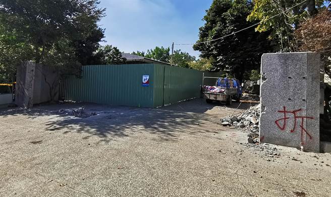 林靜儀指全台灣每天幫他數那六個洞，顏寬恒回擊指出，自己到現場看，有特定媒體在下班時間去拍攝，故意製造沒有在拆除的景象，圖中可見大門已拆除。（黃國峰攝）