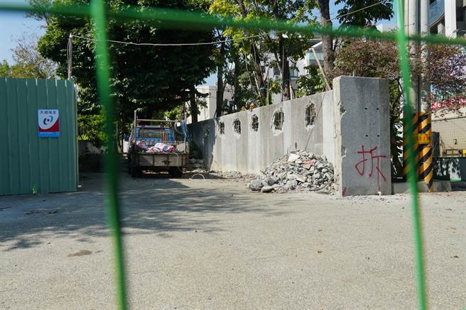 林靜儀指全台灣每天幫他數那六個洞，顏寬恒回擊指出，自己到現場看，有特定媒體在下班時間去拍攝，故意製造沒有在拆除的景象，圖中可見大門已拆除。（黃國峰攝）
