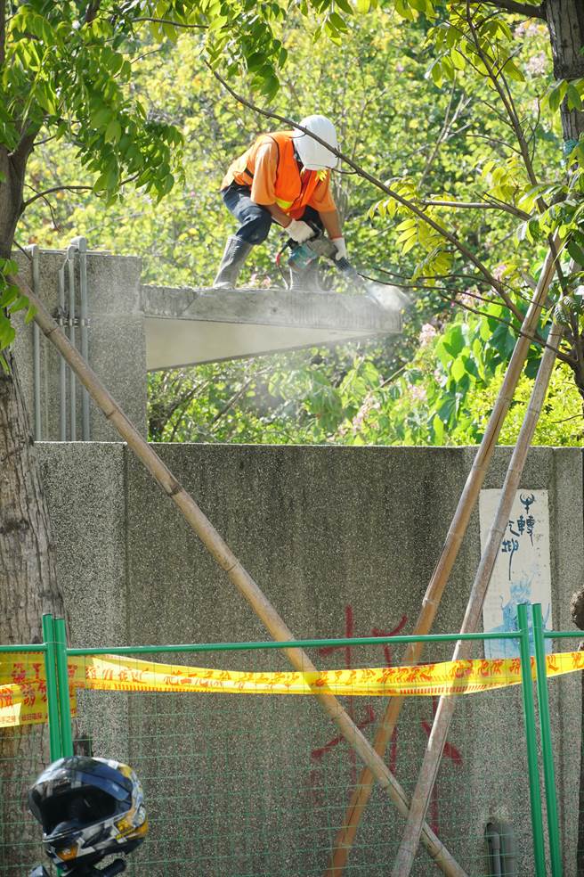 對手攻擊顏家違建沒在拆，15日可見工人正在一小建物屋頂，進行拆除作業。（黃國峰攝）