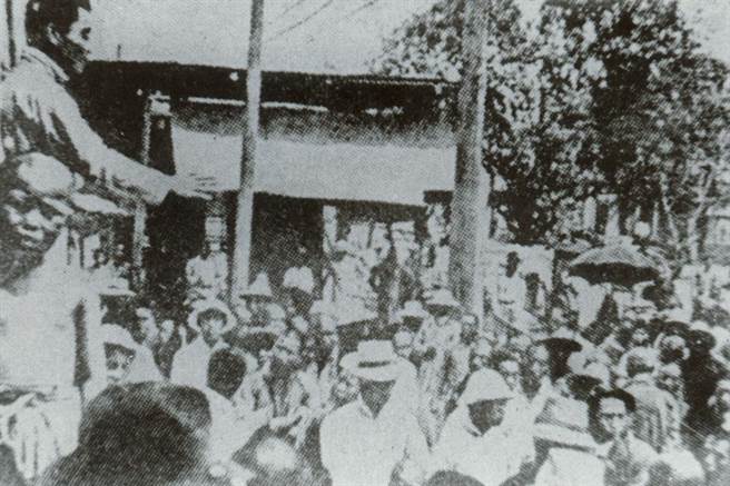 1919年五四運動時北大學生街頭演說，民眾聆聽的情形。（中時報系檔案照片）