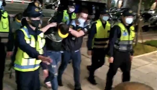 刘男等人在三峡被捕，到案说明（戴上容摄）