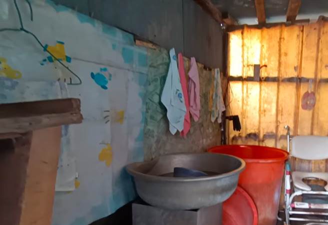 陈小妹家里的厨房在屋外，厕所没有马桶、热水器，洗澡还要用砖灶烧热水。
(图／翻摄自脸书 台湾希望义工团)