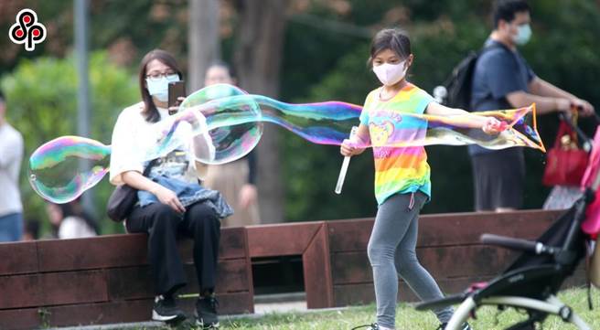 中央气象局表示，周五起受锋面及冷空气影响，各地气温开始下降，最冷时刻落在周六(18)、下周日(19)夜晚清晨，局部空旷、近山区平地有下探11度机率，这波冷空气强度趋近大陆冷气团。（郑任南摄）