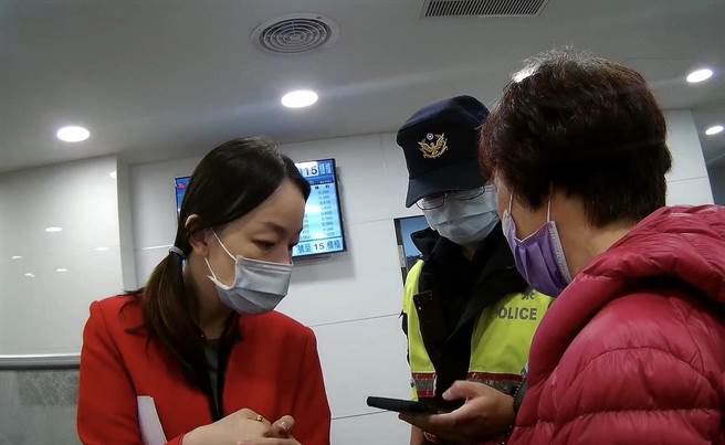 銀行行員和警方阻止婦人遭詐騙。（警方提供）