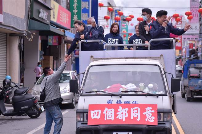 立委傅昆萁、县长徐榛蔚今天一大早连袂南下，搭乘「四个同意」宣讲公投车，一路从最南区的富里、卓溪、玉里等三乡镇，往北挺进晚间来到花莲中区五乡镇，向乡亲疾呼公投当天一定要出来投票。(戴志扬翻摄)