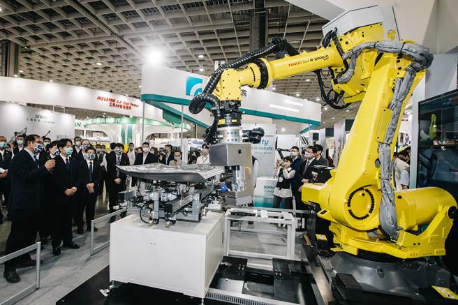 副總統賴清德（前中）出席開幕式並參觀現場攤位，工研院演示汽車鈑金加工「免模具金屬鈑件摺邊機器人系統」(郭吉銓攝)