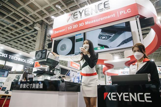 Intelligent Asia亞洲工業4.0暨智慧製造系列展15日在台北南港展覽館登場，此次系列展匯聚1000多家參展商、使用超過4000個攤位，業者請來Show Girl展示產品。(郭吉銓攝)