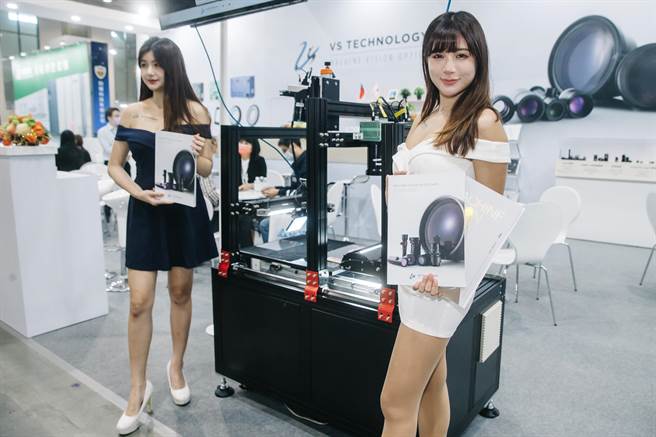 Intelligent Asia亞洲工業4.0暨智慧製造系列展15日在台北南港展覽館登場，此次系列展匯聚1000多家參展商、使用超過4000個攤位，業者請來Show Girl展示產品。(郭吉銓攝)