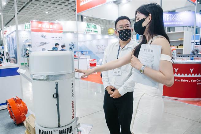 此次系列展匯聚1000多家參展商、使用超過4000個攤位，業者請來Show Girl展示產品。(郭吉銓攝)