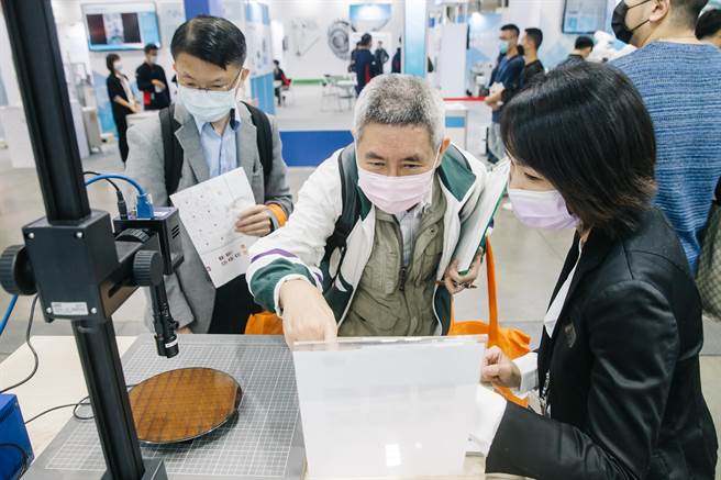 匯集一千多家參展商、超過四千個攤位，展出從製造端到應用端所需之軟硬體設備與整合系統，提供業者改善製程及提升產品附加價值的轉型升級策略。(郭吉銓攝)