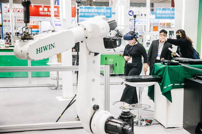 上銀科技展示「分身機器」，分隔兩地的影像與機械裝置可透過穿戴VR頭盔，讓A地看到Ｂ地的即時360度全景影像，並可遠程操縱機械手臂，提供未來居家辦公（WFH；Work From Home）與異地醫療、演示的無限可能。(郭吉銓攝)