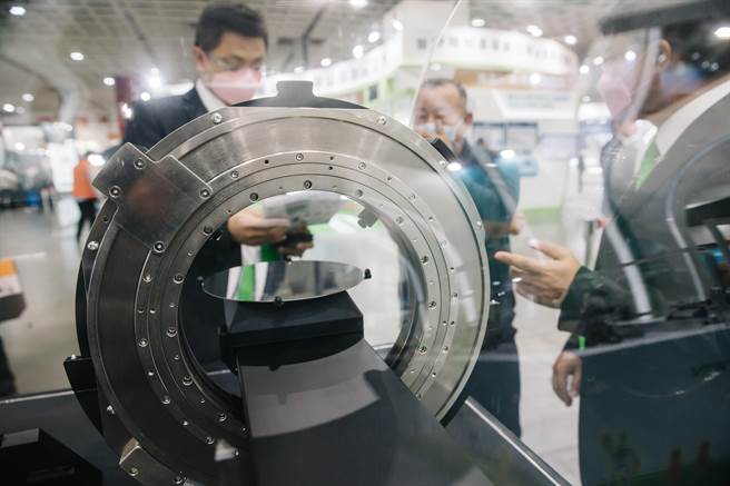 匯集一千多家參展商、超過四千個攤位，展出從製造端到應用端所需之軟硬體設備與整合系統，提供業者改善製程及提升產品附加價值的轉型升級策略。(郭吉銓攝)