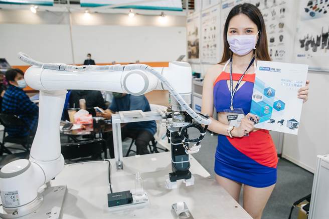 此次系列展匯聚1000多家參展商、使用超過4000個攤位，業者請來Show Girl展示產品。(郭吉銓攝)