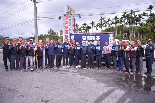 陪同参与游街有副议长潘月霞、富里乡长陈荣聪、玉里镇长蔡秋龙、瑞穗乡长陈进光和乡镇代表、各村里长等人。(戴志扬翻摄)