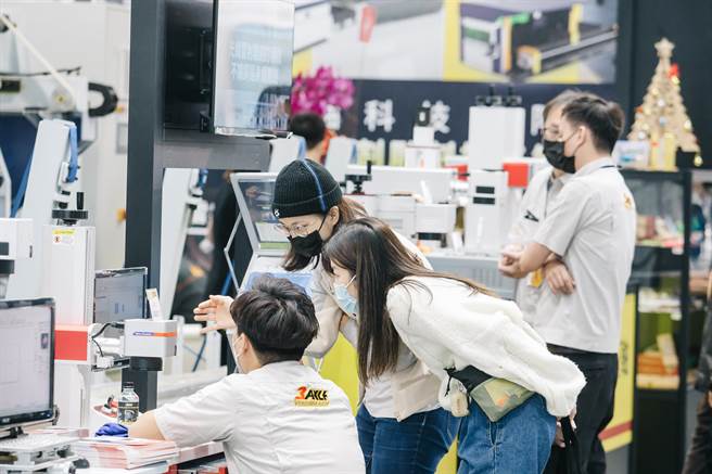 展出從製造端到應用端所需之軟硬體設備與整合系統，提供業者改善製程及提升產品附加價值的轉型升級策略。(郭吉銓攝)