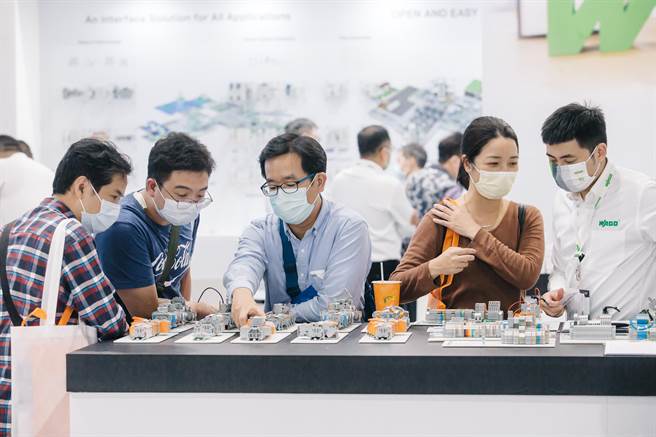 匯集一千多家參展商、超過四千個攤位，展出從製造端到應用端所需之軟硬體設備與整合系統，提供業者改善製程及提升產品附加價值的轉型升級策略。(郭吉銓攝)