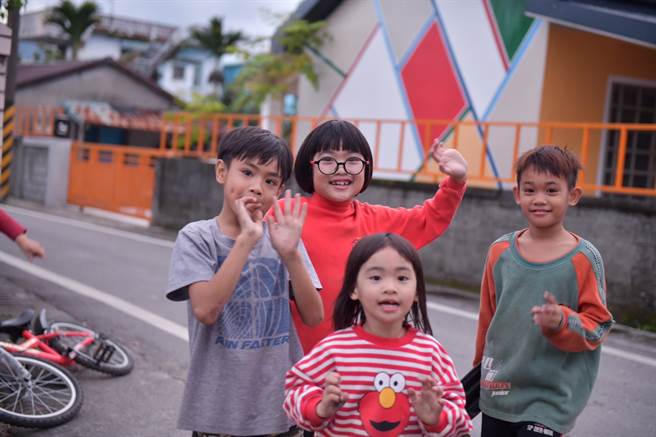 「守护孩子挺公投」立委傅昆萁、县长徐榛蔚下乡宣讲。(戴志扬翻摄)