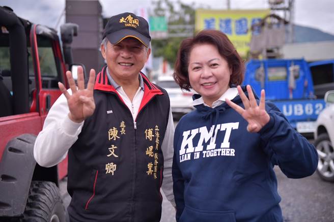 许多热情的乡亲，站在街头不畏寒冷，见到立委傅与县长的公投车迎面而来，双手高举比出四的符号手势。(戴志扬翻摄)