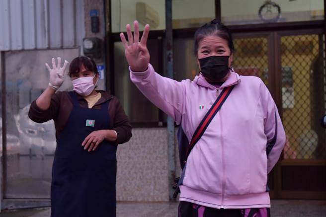 许多热情的乡亲，站在街头不畏寒冷，见到立委傅昆萁、县长徐榛蔚的公投车迎面而来，双手高举比出四的符号手势。(戴志扬翻摄)