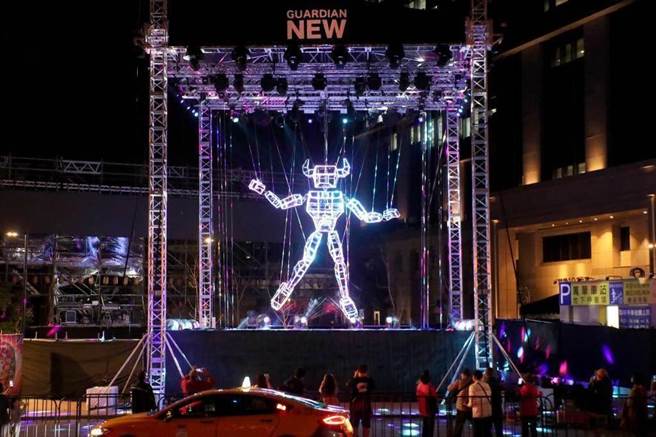 台北灯节「七彩八宝新世界」于15日晚间为灯节主灯「NEW」试灯，灯节最大看头史上第一个会跳舞的主灯「NEW」」进行3分钟演出，六米高的巨型主灯，在灯光与音乐之中甦醒舞动，是一座声光效果与动感兼具的主灯。(郑任南摄）