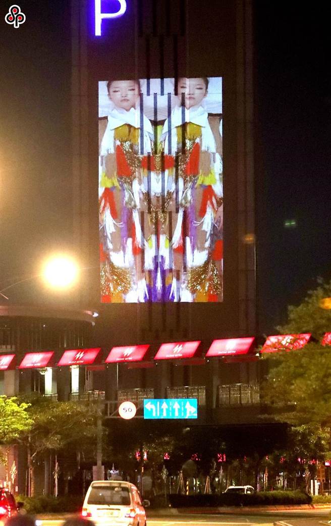 台北灯节「七彩八宝新世界」于15日晚间试灯，在艋舺大道停车场大楼上的光雕秀，也是本次灯节的重点灯光秀之一。(郑任南摄）