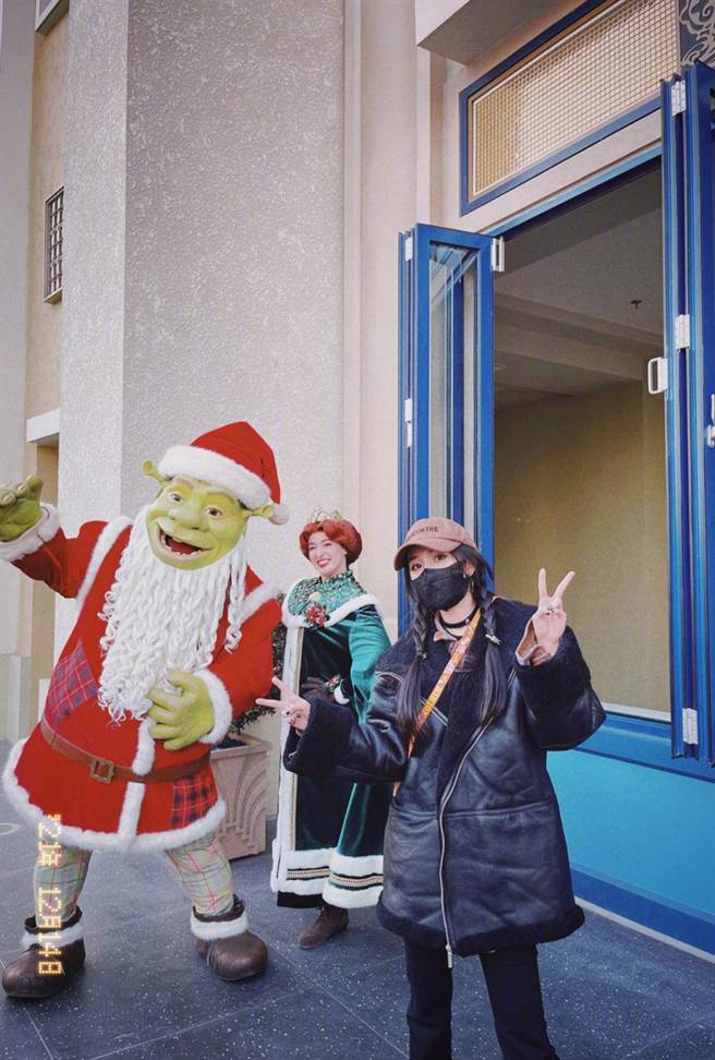 楊冪到北京環球影城遊玩。（圖／翻攝自微博）