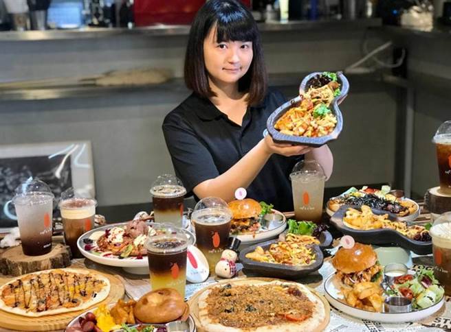 位於台中車站鐵鹿大街的「歐棒咖啡」，近期推出全台首創的「垃圾Plate」新品搶市。（圖／曾麗芳）
