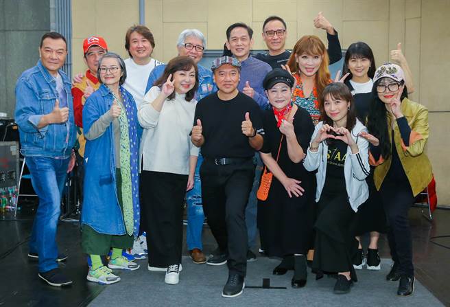 民歌手齐聚一堂，为民歌高峰会彩排。（粘耿豪摄）