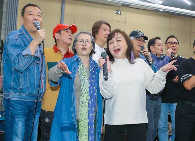 民歌手齐聚一堂，为民歌高峰会彩排。（粘耿豪摄）