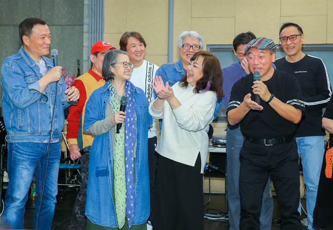 民歌手齐聚一堂，为民歌高峰会彩排。（粘耿豪摄）