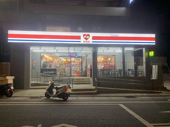 位在五股凌云路三段上遭抢的莱尔富。(翻摄照片／戴上容新北传真)