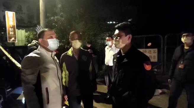 此次机智立下大功，成功逮捕嫌犯的三峡吉埔所所长张凯昱(右2)，也受到市长侯友宜称讚。(图／警方提供)