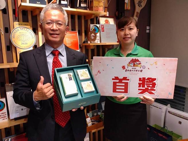 臻品植萃品牌創辦人陳勇利(左)、總經理張凱婷，今日開心與民眾分享獲獎喜悅，同時推出新上市的春節禮盒搶市。（圖／曾麗芳）
