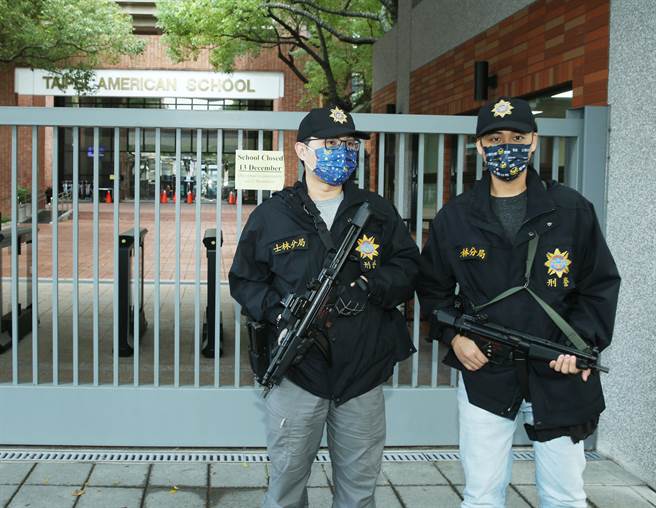 士林警分局員警13日上午手持MP5衝鋒槍站在台北美國學校門口，被發現沒穿防彈背心，在網路上被批評作秀。（圖／陳怡誠攝）