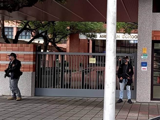 員警手持衝鋒槍站在美國學校門口執行反恐勤務。（圖／本報資料照）