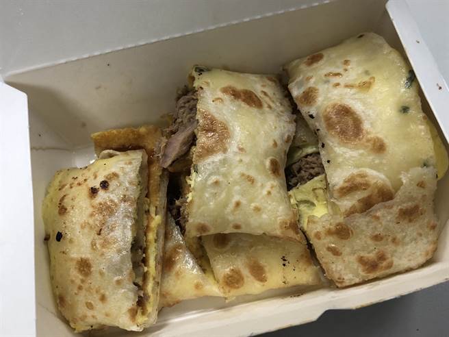 網友PO出台中南屯區早餐店賣的鮪魚蛋餅，直呼這樣一份賣50元太扯。(圖/截自PTT)