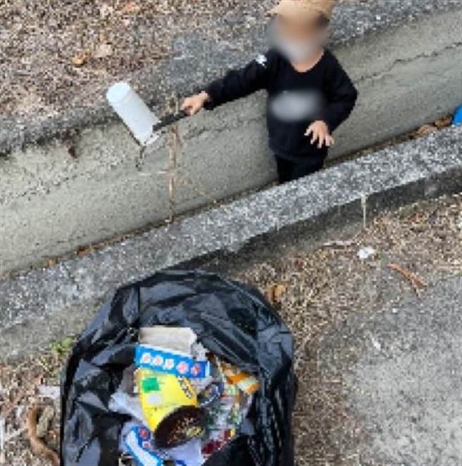 儿子吵闹不去上学，老爸出招带去劳动服务，让儿子体验工作的辛苦。（图／翻摄爆废公社）